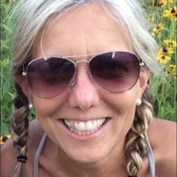 Profile Picture of Melissa Ekey (@melaekey) on Poshmark