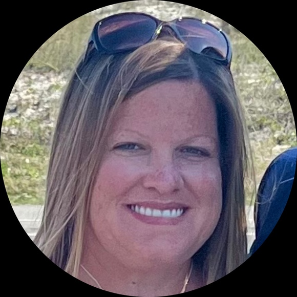 Profile Picture of Daniele Bushey (@danielebushey) on Poshmark