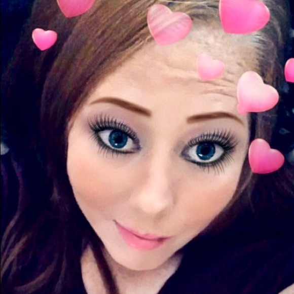 Profile Picture of Angela Schaefer (@angieann1988) on Poshmark