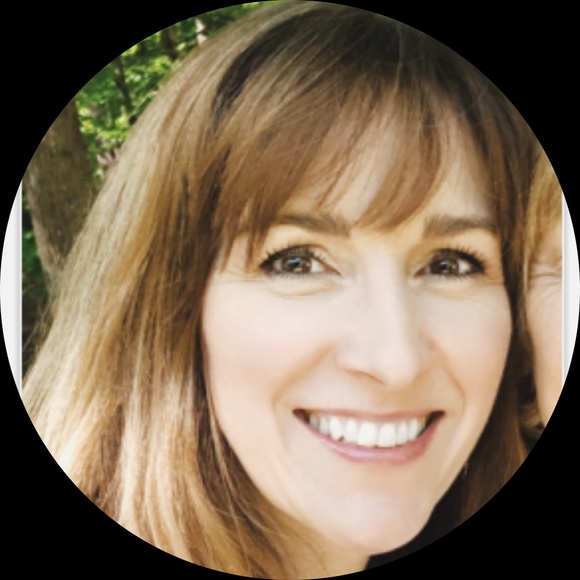 Profile Picture of Lara Davidson (@laracaz) on Poshmark