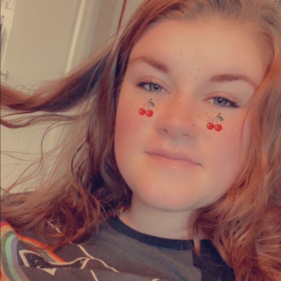 Profile Picture of Amber Sosbe (@ambersosbe) on Poshmark