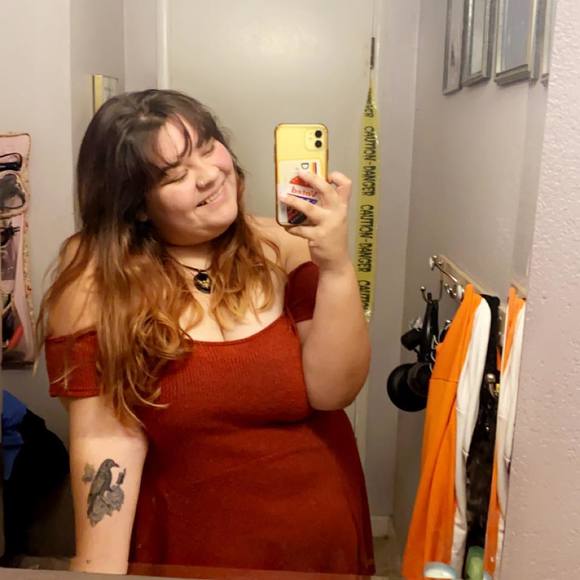 Profile Picture of Tara Crowhurst (@taranicolecrow) on Poshmark