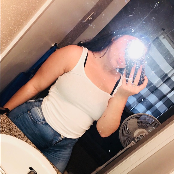 Profile Picture of Isabel Medrano (@isabel0302) on Poshmark