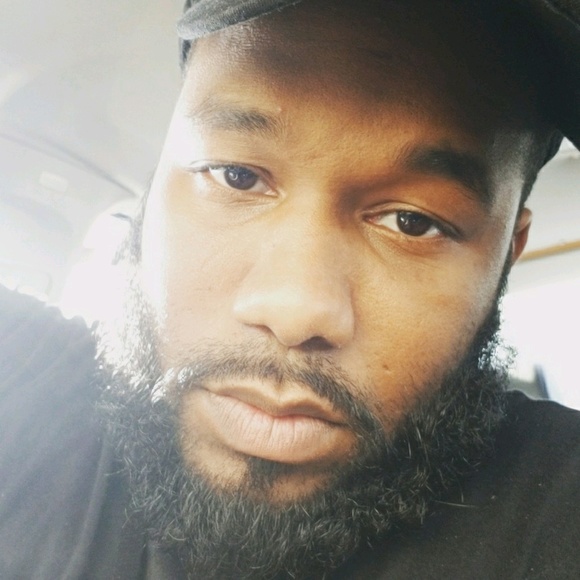 Profile Picture of Robert Hooten (@robb8) on Poshmark