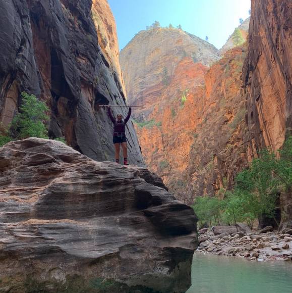 Profile Picture of Leslie Sensibello (@lbellie) on Poshmark