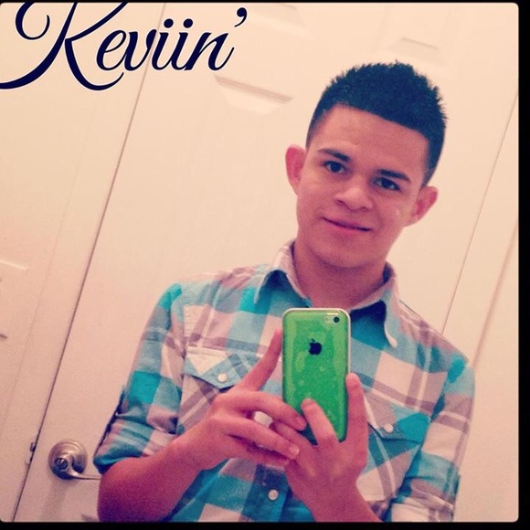 Profile Picture of Kevin Fuentes (@kevinfuentes) on Poshmark