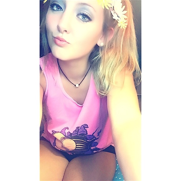 Profile Picture of Avery Hammons (@averysuzanne) on Poshmark