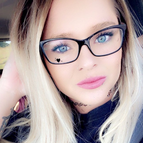 Profile Picture of Amanda Hetzel (@amandainpink624) on Poshmark