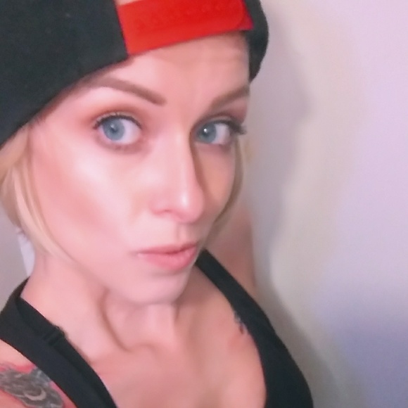 Profile Picture of Mandy Webb (@murph5454) on Poshmark