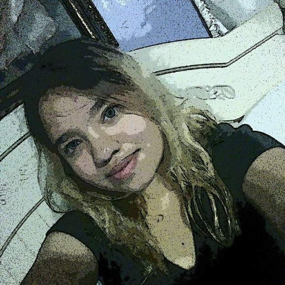 Profile Picture of Alicia Flores (@alicia_flores21) on Poshmark
