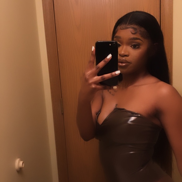 Profile Picture of Niea Sherley (@nieasherley) on Poshmark