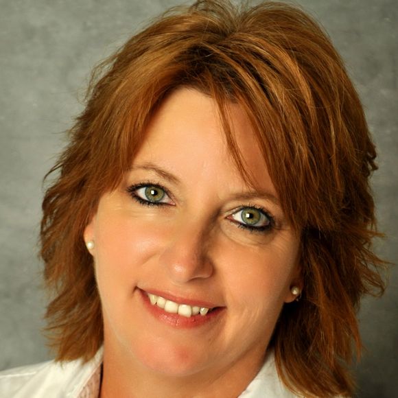 Profile Picture of Danielle Chladek (@perdani) on Poshmark