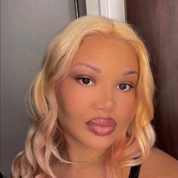 Profile Picture of Shawna Harrison (@shawnasclosett) on Poshmark