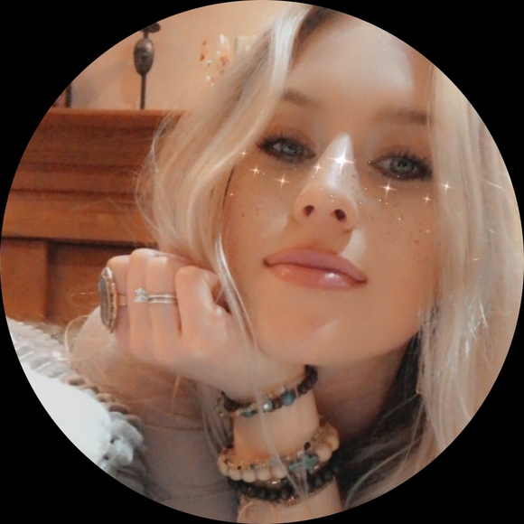 Profile Picture of Lexi Oshields (@lexioshields) on Poshmark