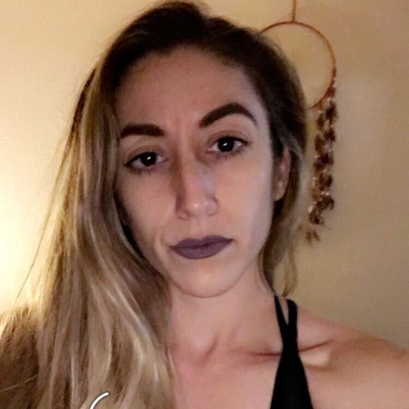 Profile Picture of Amanda Glomboski (@mandeeezzyy) on Poshmark