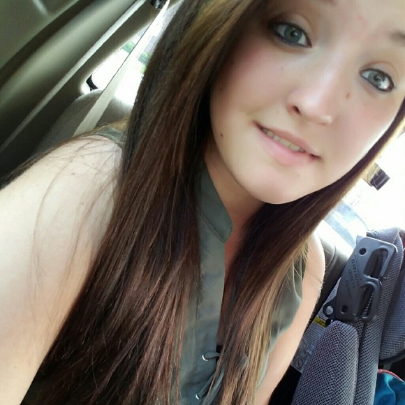 Profile Picture of Tiffani Poppino (@tiffan1594) on Poshmark