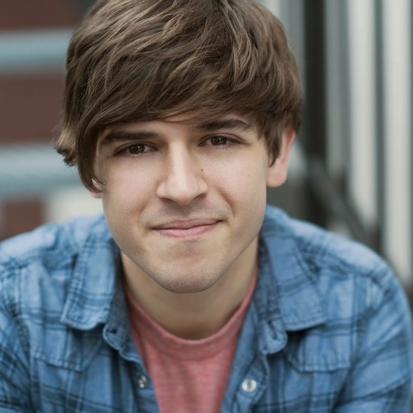 Profile Picture of Paul Castro (@paulcastrojr) on Poshmark