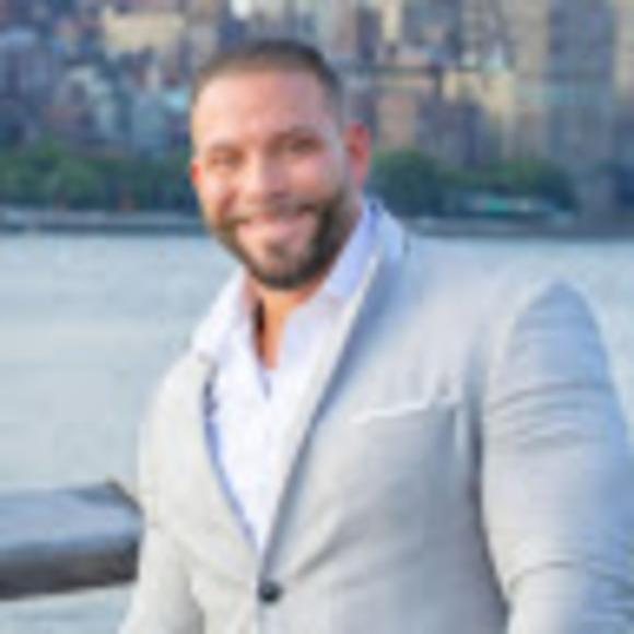 Profile Picture of Steven Tavarez (@stevephysique) on Poshmark