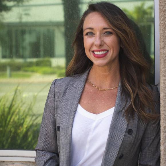 Profile Picture of Lindsay Mingee (@lindsaymingee) on Poshmark