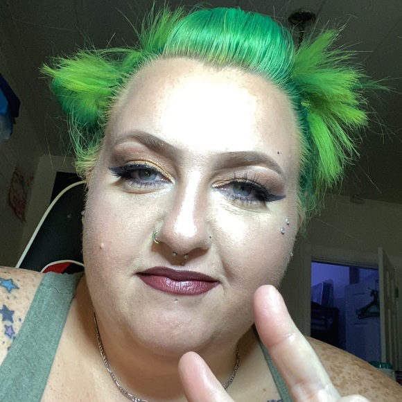 Profile Picture of Miranda Raymond (@mirandaraymo192) on Poshmark