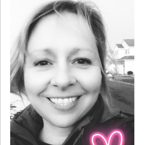 Profile Picture of Erin Brosseit (@ebrosseit) on Poshmark