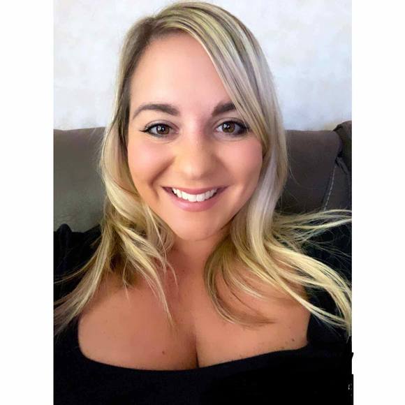 Profile Picture of Marissa Manolopoulos (@marissacmano) on Poshmark