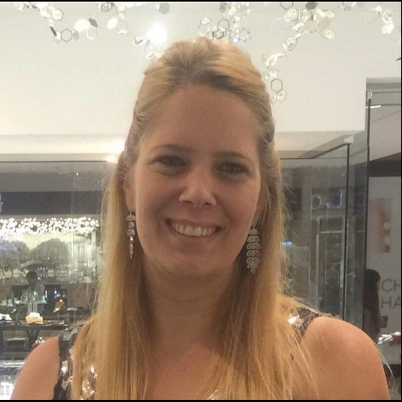 Profile Picture of Debra Cullen (@debracullen77) on Poshmark