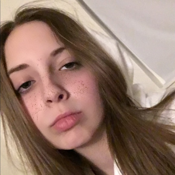 Profile Picture of Adrianna Struss (@planetverse) on Poshmark