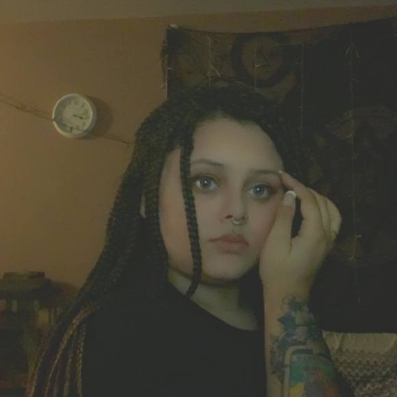 Profile Picture of Lorian Renee (@lorianrenee) on Poshmark