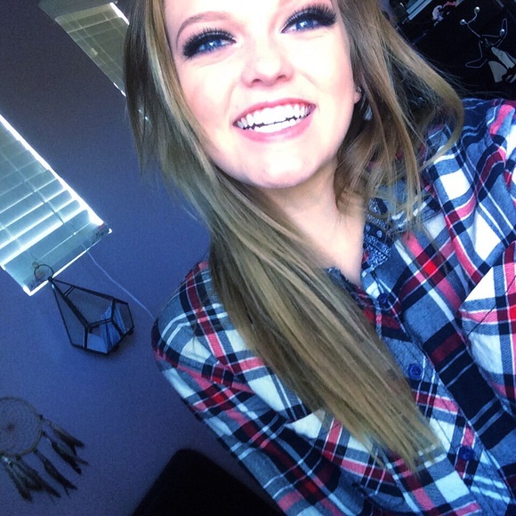 Profile Picture of Danielle Mintz (@dani_mintz99) on Poshmark