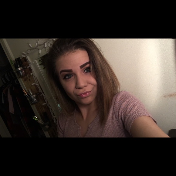 Profile Picture of Nicole Vandenbroeke (@nikkivdb9) on Poshmark