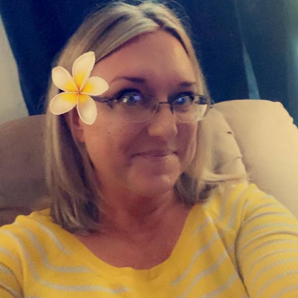 Profile Picture of Kara Kuball (@barekar5) on Poshmark