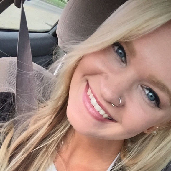 Profile Picture of Alexa Chouinard (@alexachou) on Poshmark