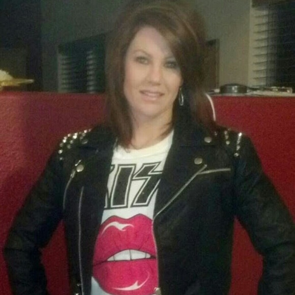 Profile Picture of Brandy Clouse (@girlred) on Poshmark