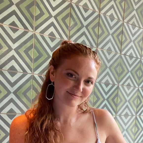 Profile Picture of Lauren Andrews (@landrews0895) on Poshmark