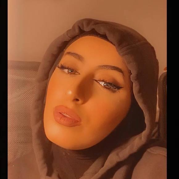 Profile Picture of Batool Massri (@massrihotpink) on Poshmark