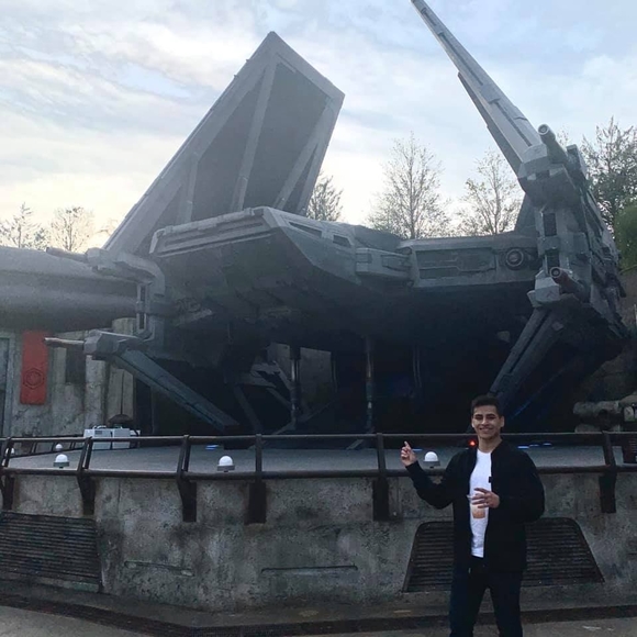 Profile Picture of Daniel Louer (@daniellouer) on Poshmark