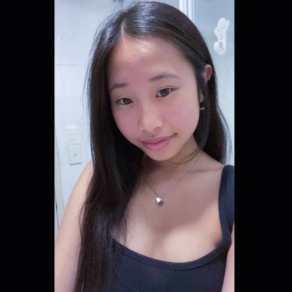 Profile Picture of Iris Xiao (@irisx03) on Poshmark