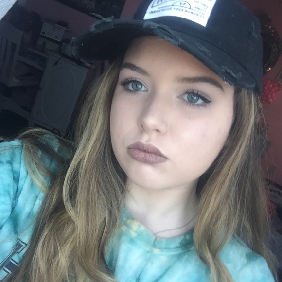 Profile Picture of Chloe Colandrea (@chloecolandrea) on Poshmark