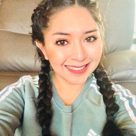 Profile Picture of Vanessa Craigo (@vcraigo1989) on Poshmark