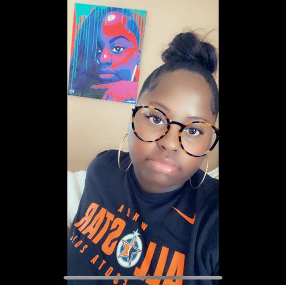 Profile Picture of Tabatha Reynolds (@tabkakes) on Poshmark