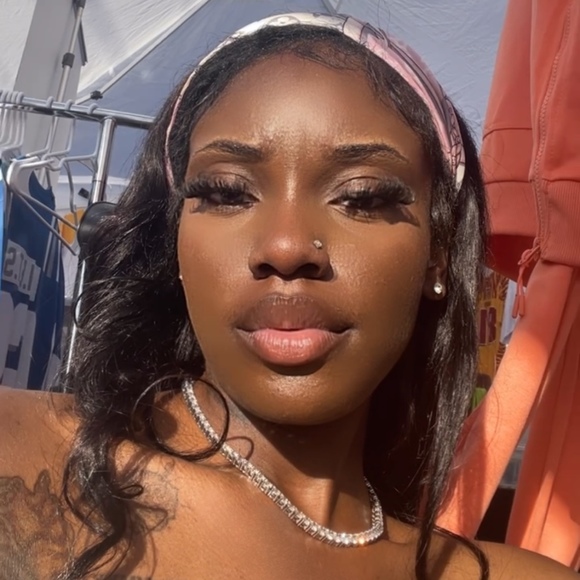 Profile Picture of Jala Chism (@jnikki_) on Poshmark