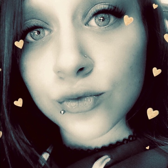 Profile Picture of Nancy Coffey (@nancycoffey1998) on Poshmark