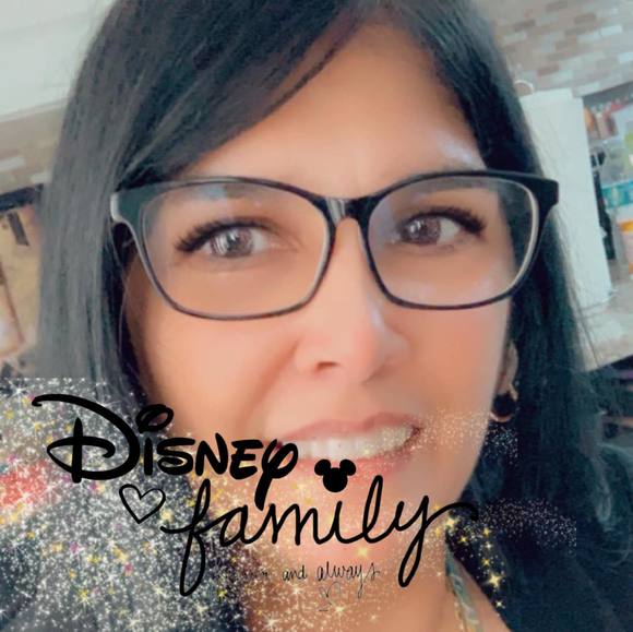 Profile Picture of Caroline Lima (@carolinelima350) on Poshmark
