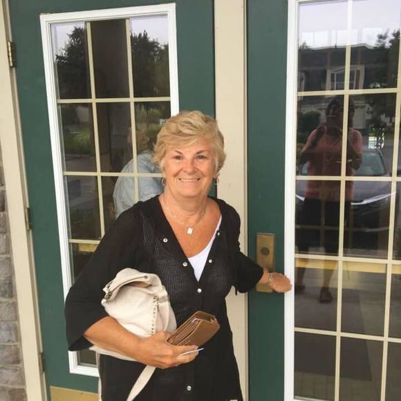 Profile Picture of Sandra Lamparillo (@sandamp) on Poshmark