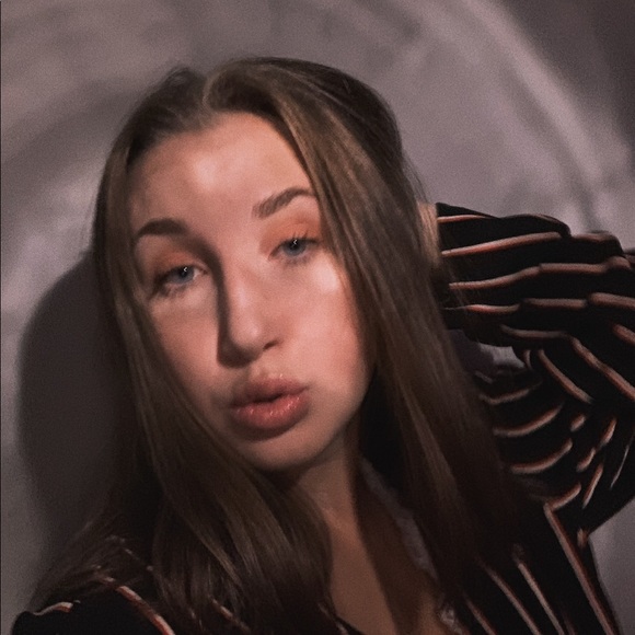 Profile Picture of Leah Crosby (@leahnicole0327) on Poshmark