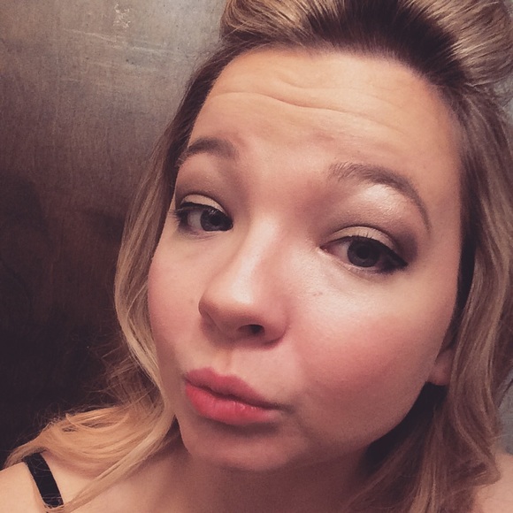 Profile Picture of Hannah Hotmar (@hanniebird) on Poshmark