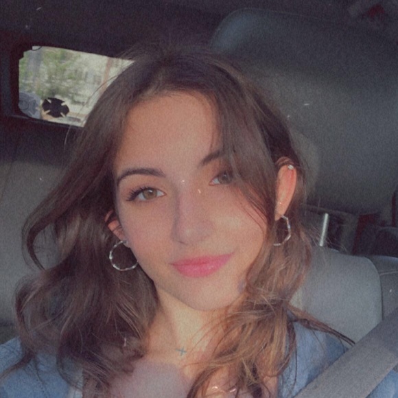 Profile Picture of Nikki Koconis (@nikkikoconis) on Poshmark