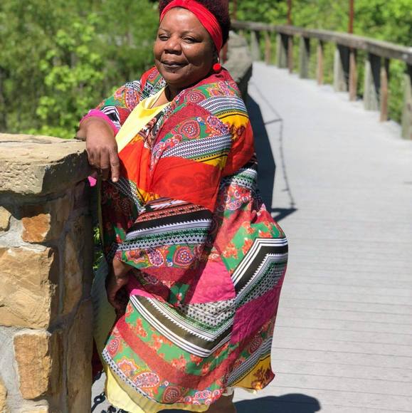 Profile Picture of Barbara Calhoun (@barbara_calhoun) on Poshmark