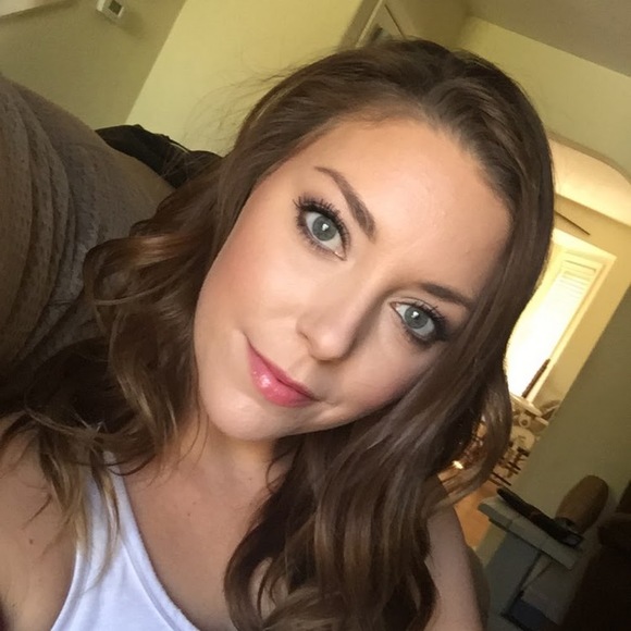 Profile Picture of Erin Manring (@thelindquists) on Poshmark